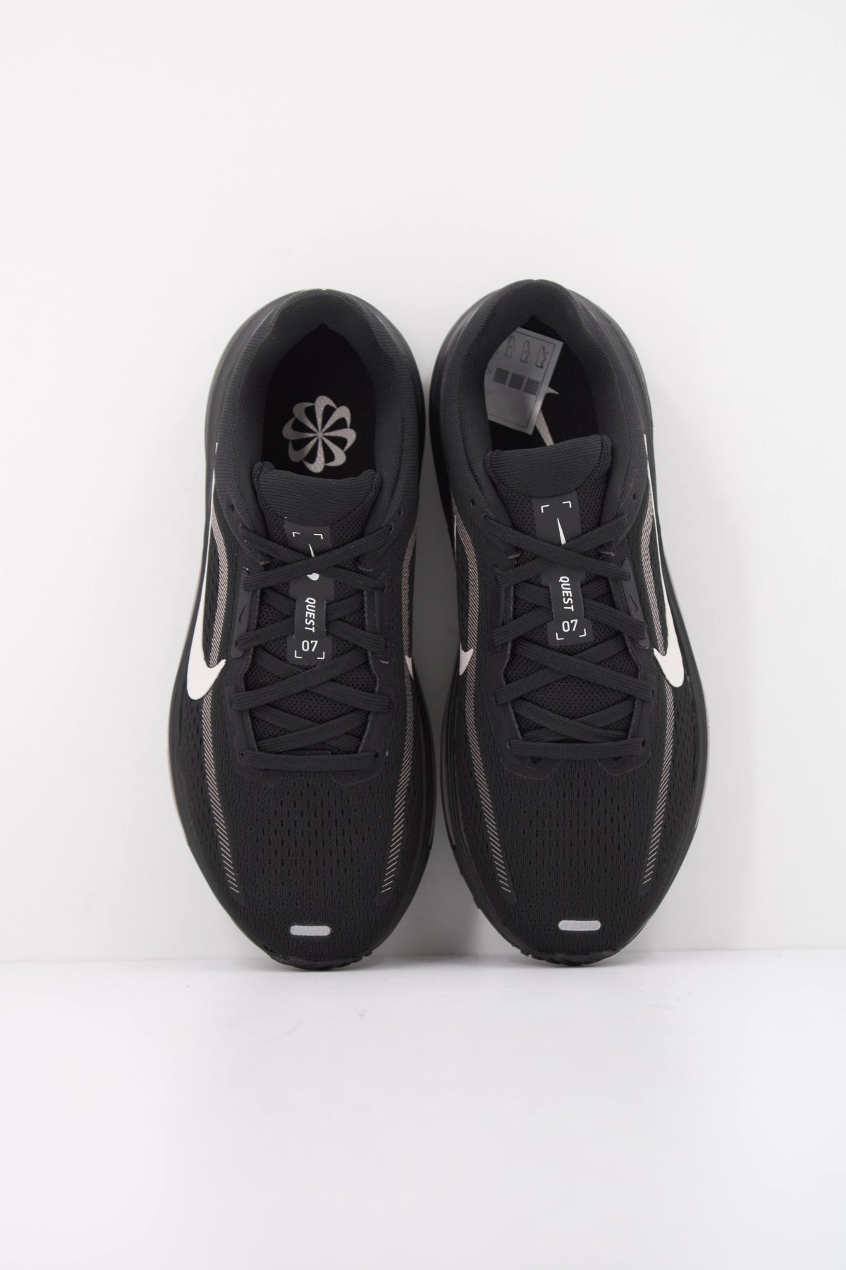 NIKE W NIKE QUEST en color NEGRO (3)
