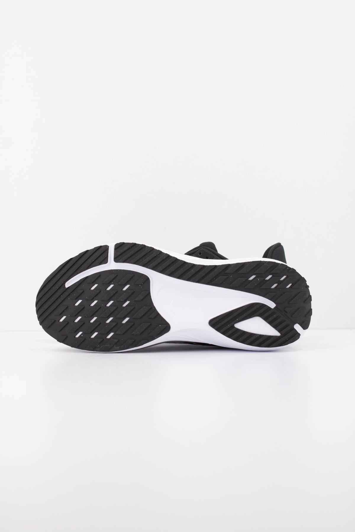 NIKE W NIKE QUEST en color NEGRO (5)