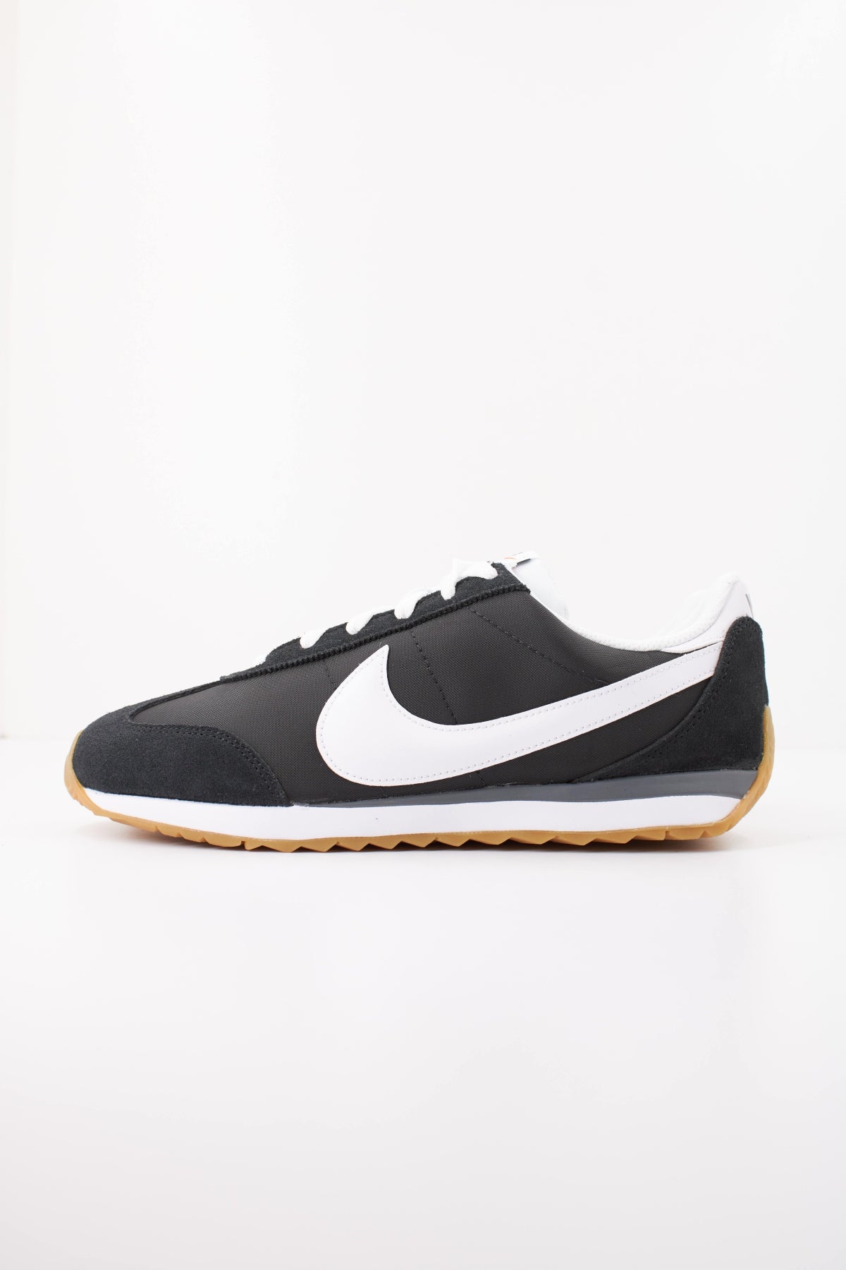 NIKE NIKE PACIFIC GS en color NEGRO (1)