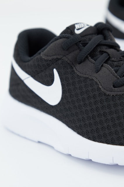 NIKE TANJUN en color NEGRO (2)