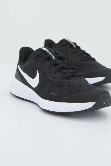 NIKE NIKE REVOLUTION GS en color NEGRO (2)