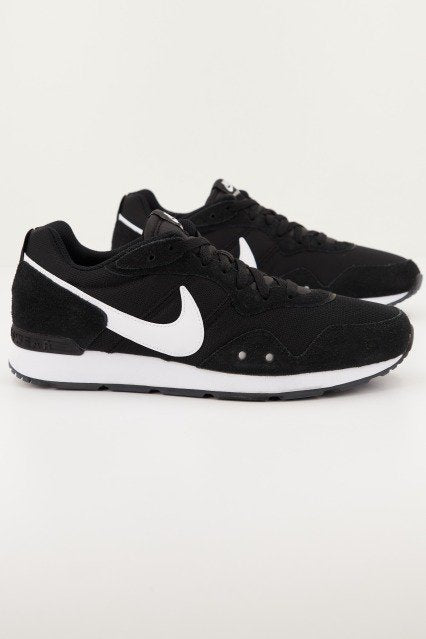 NIKE VENTURE RUNNER en color NEGRO (2)