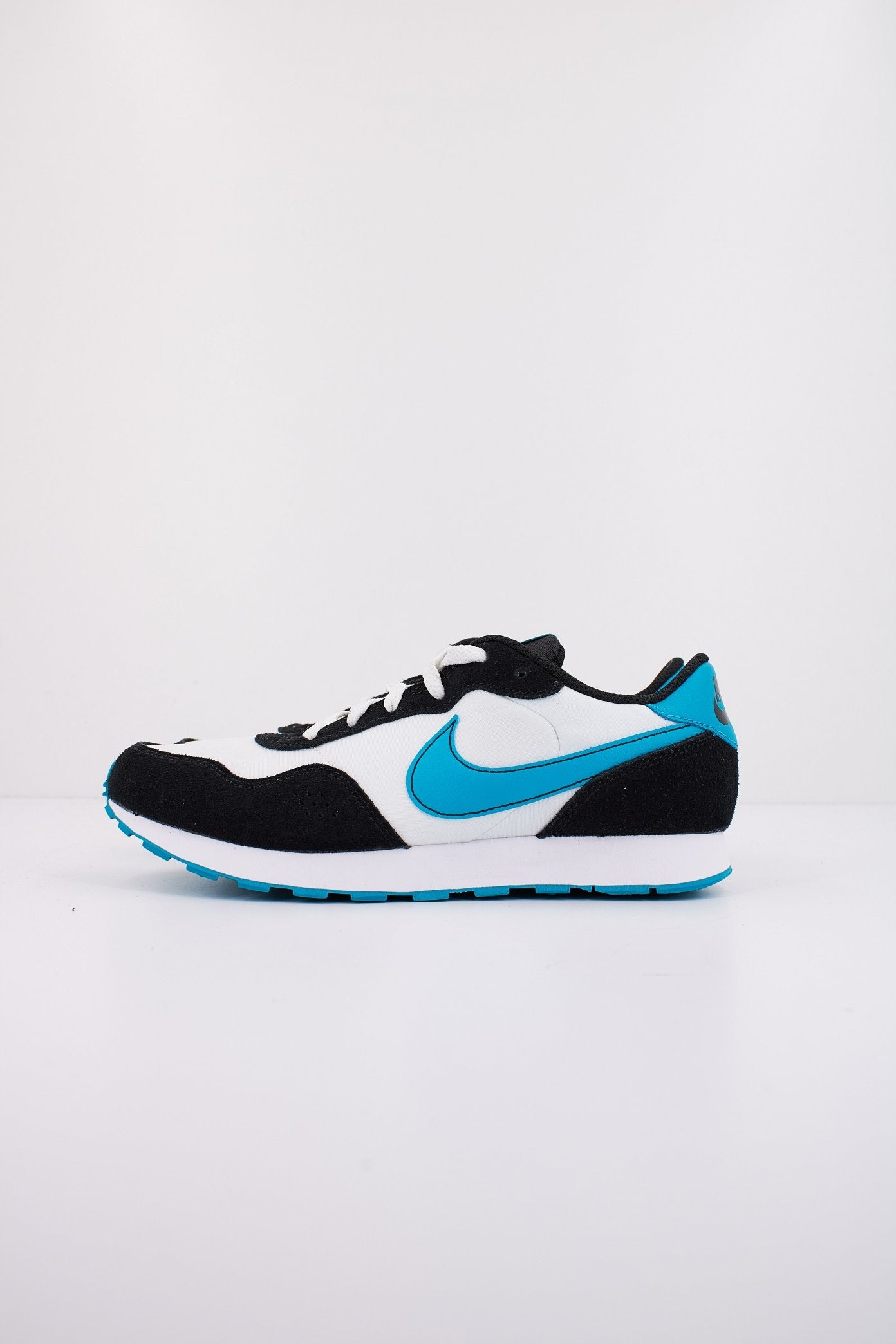 NIKE MD VALIANT BIG KIDS' SH en color BLANCO (1)