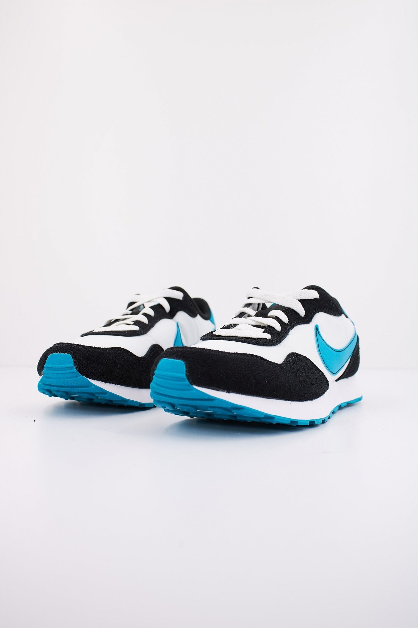 NIKE MD VALIANT BIG KIDS' SH en color BLANCO (2)
