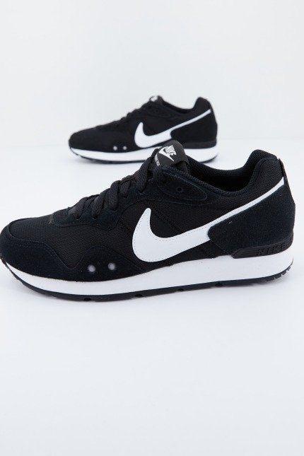 NIKE VENTURE RUNNER en color NEGRO (1)