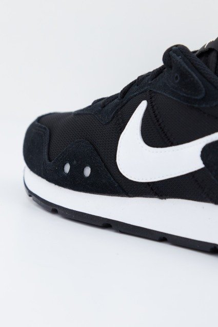 NIKE VENTURE RUNNER en color NEGRO (4)