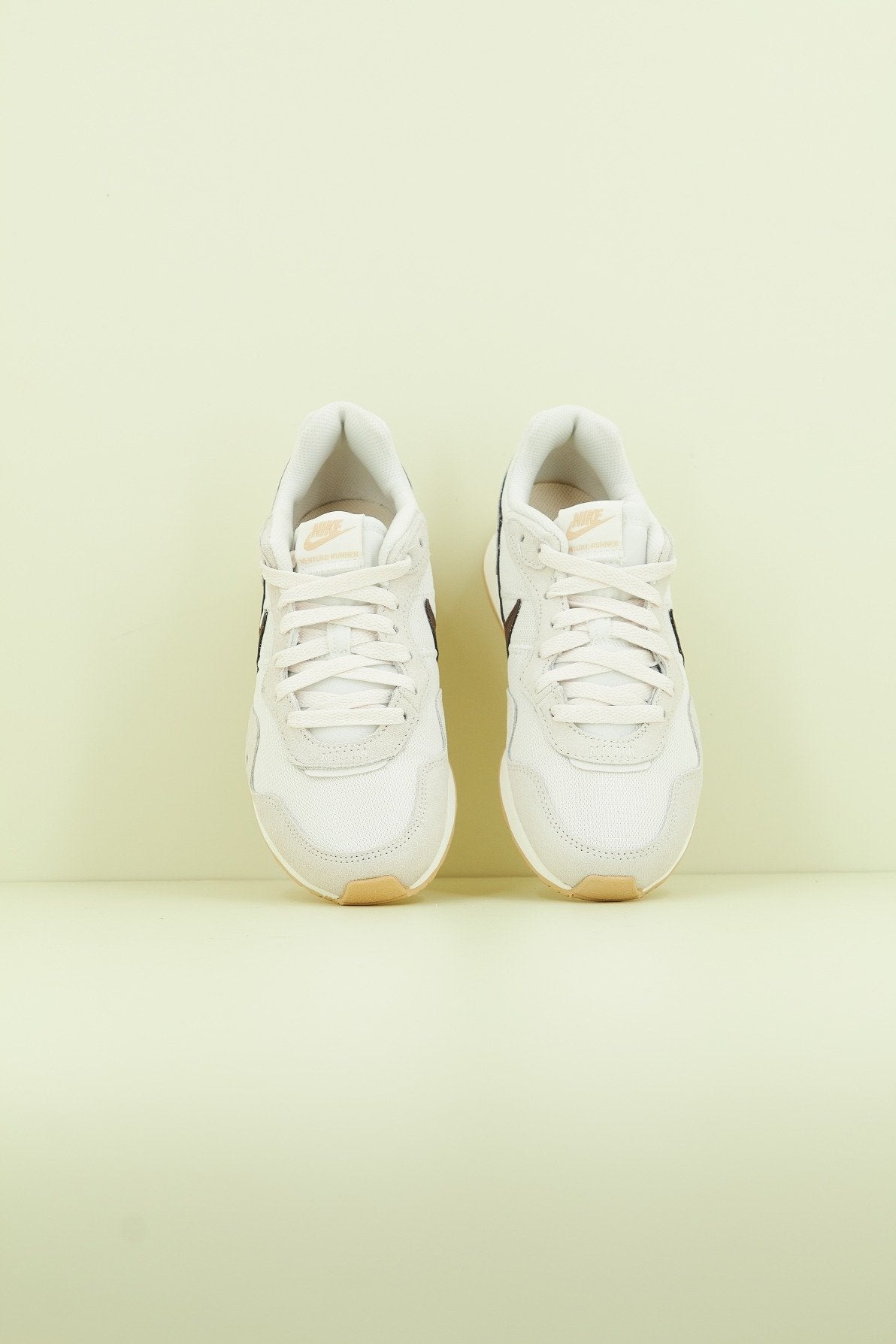 NIKE VENTURE RUNNER WOMEN'S en color BEIS (2)