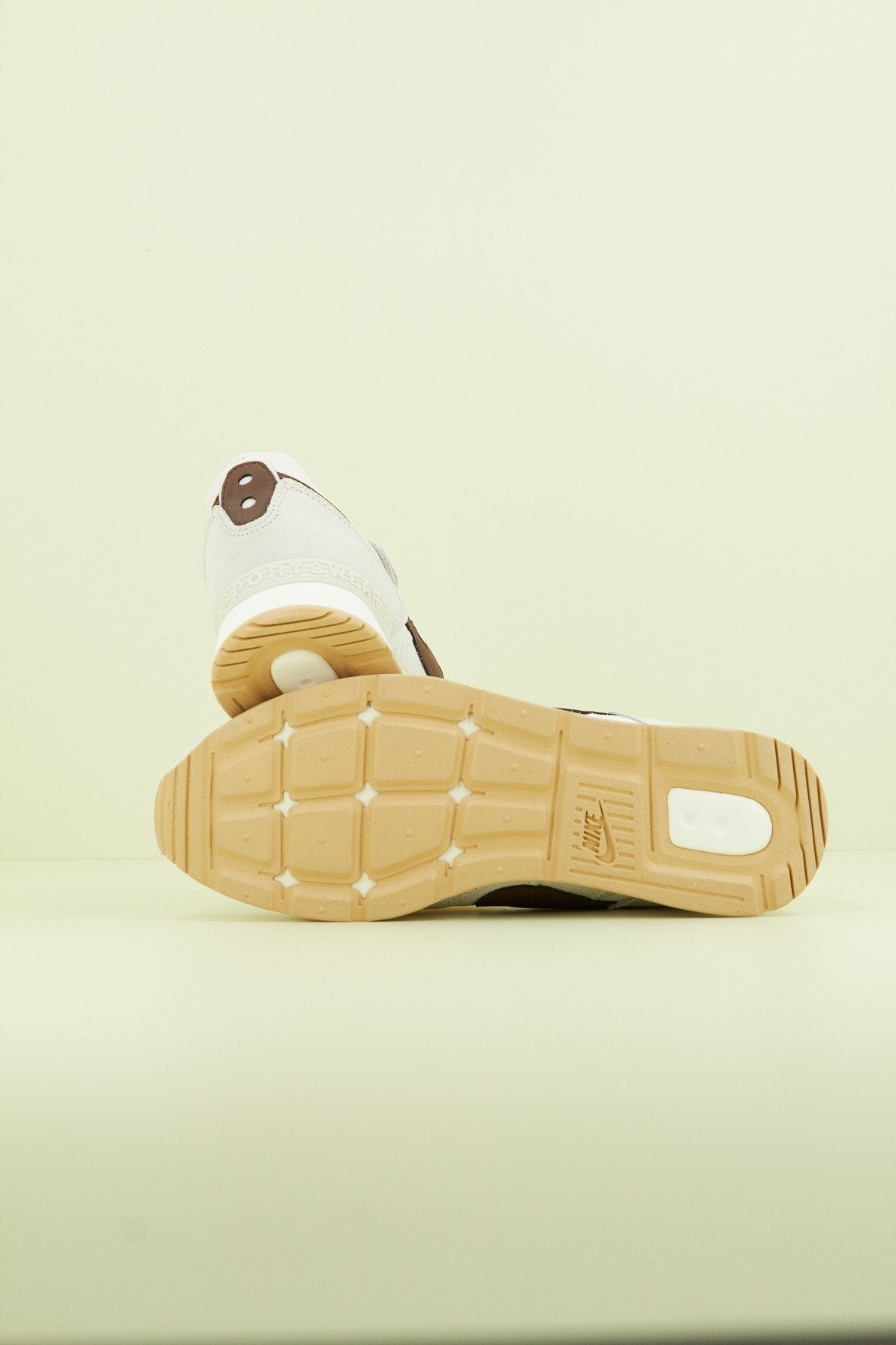 NIKE VENTURE RUNNER WOMEN'S en color BEIS (4)