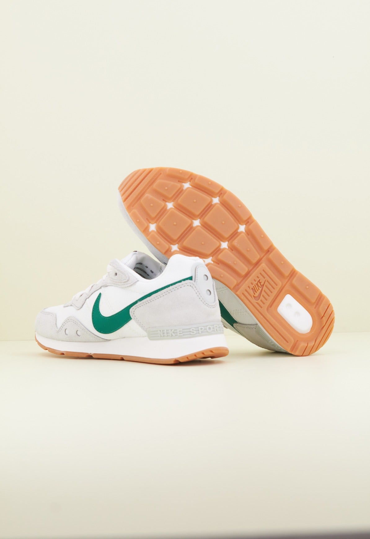 NIKE VENTURE RUNNER WOMEN'S en color BLANCO (4)