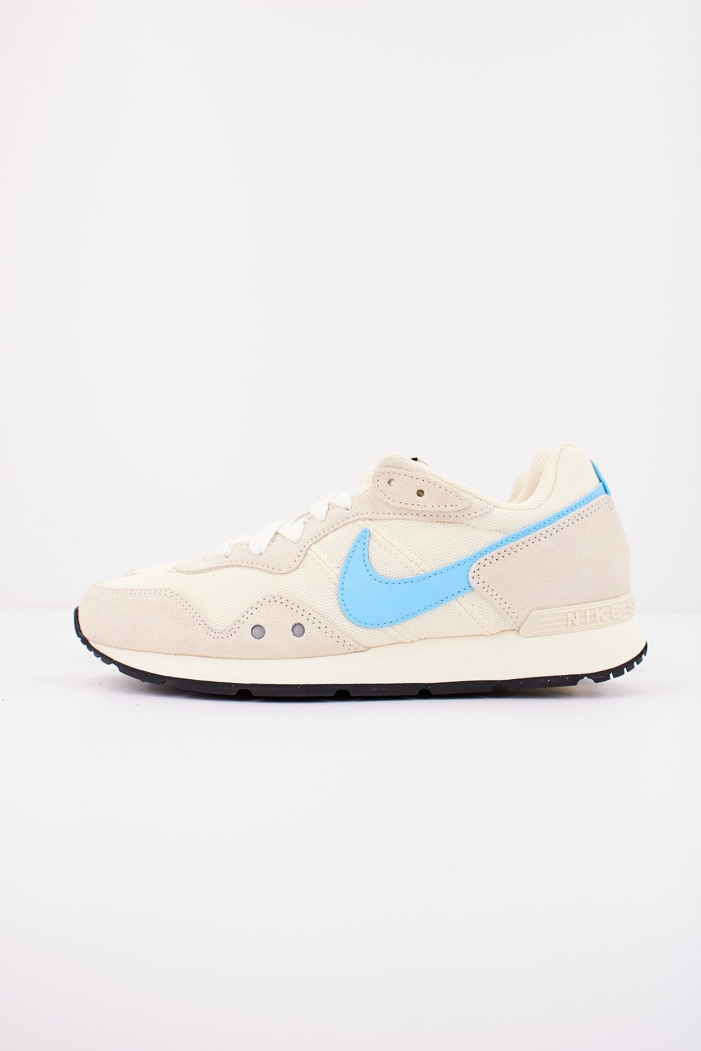 NIKE VENTURE en color BEIS (1)