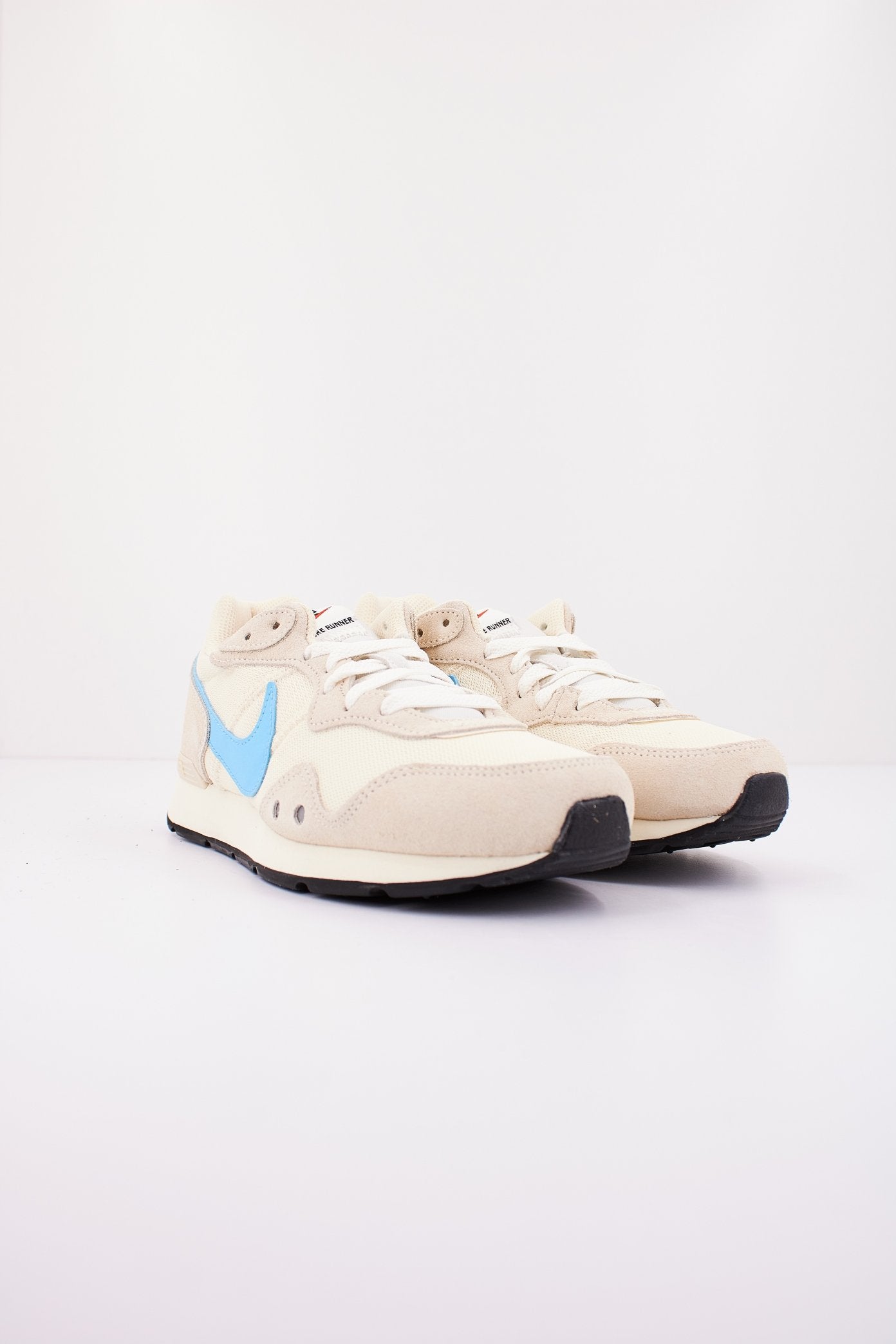NIKE VENTURE en color BEIS (2)