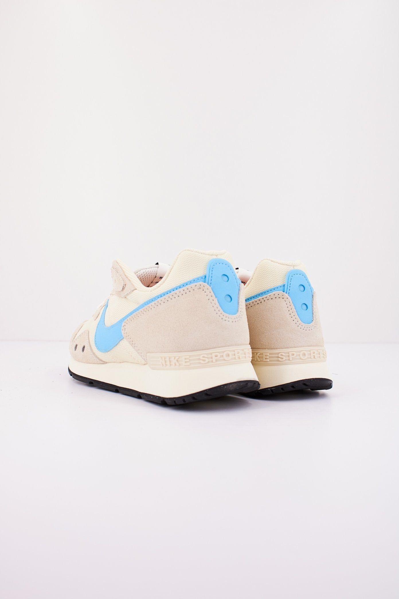 NIKE VENTURE en color BEIS (3)