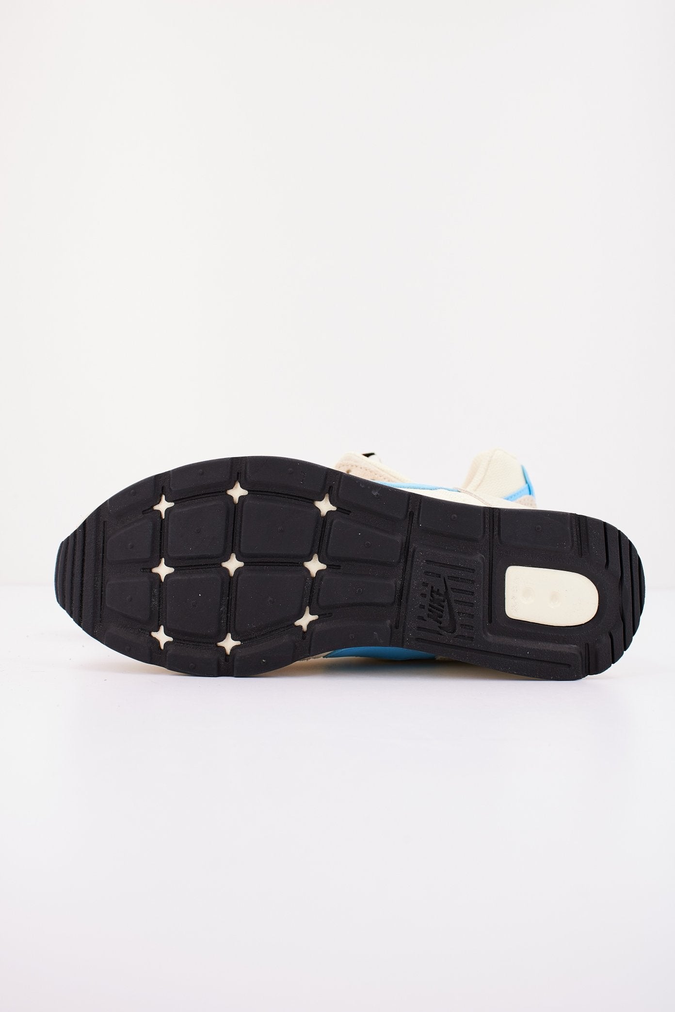 NIKE VENTURE en color BEIS (4)