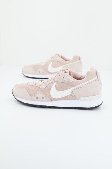 NIKE VENTURE RUNNER WOMEN'S en color ROSA (1)