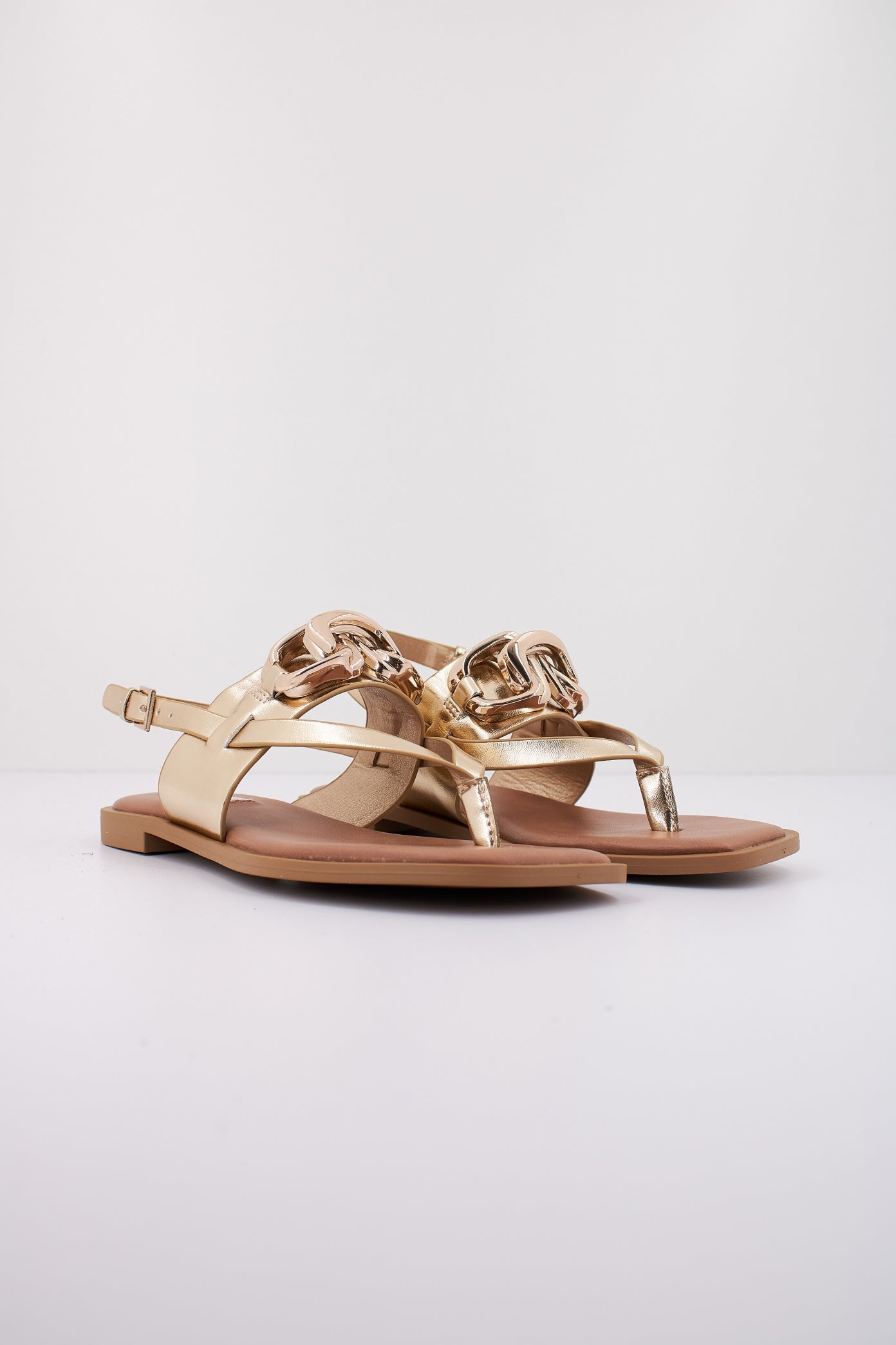 STEVE MADDEN GENIE en color ORO (2)