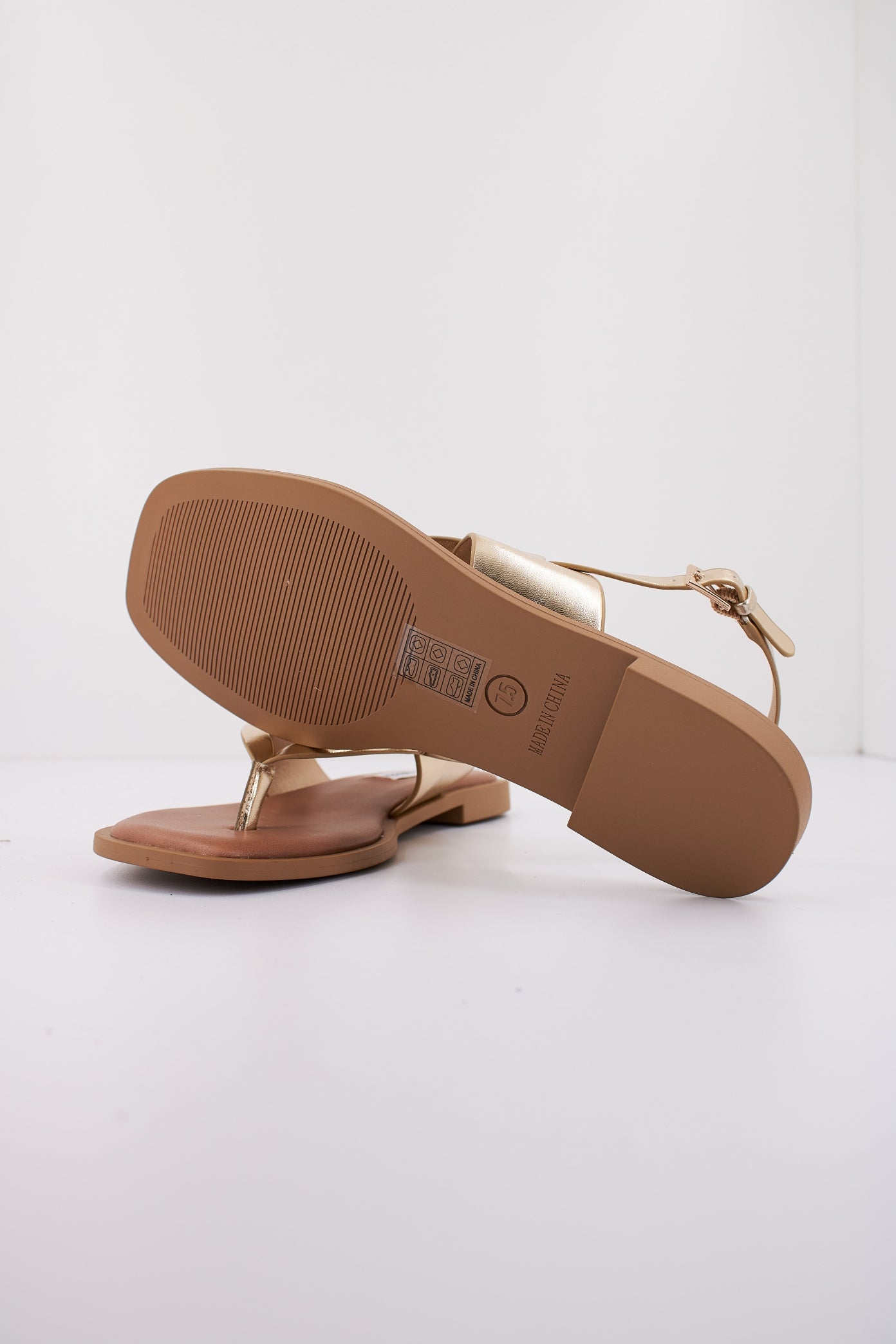 STEVE MADDEN GENIE  en color ORO  (4)