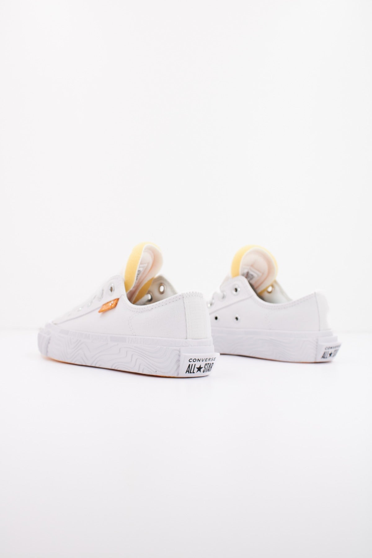 CONVERSE CHUCK TAYLOR ALT STAR OX en color BLANCO (3)