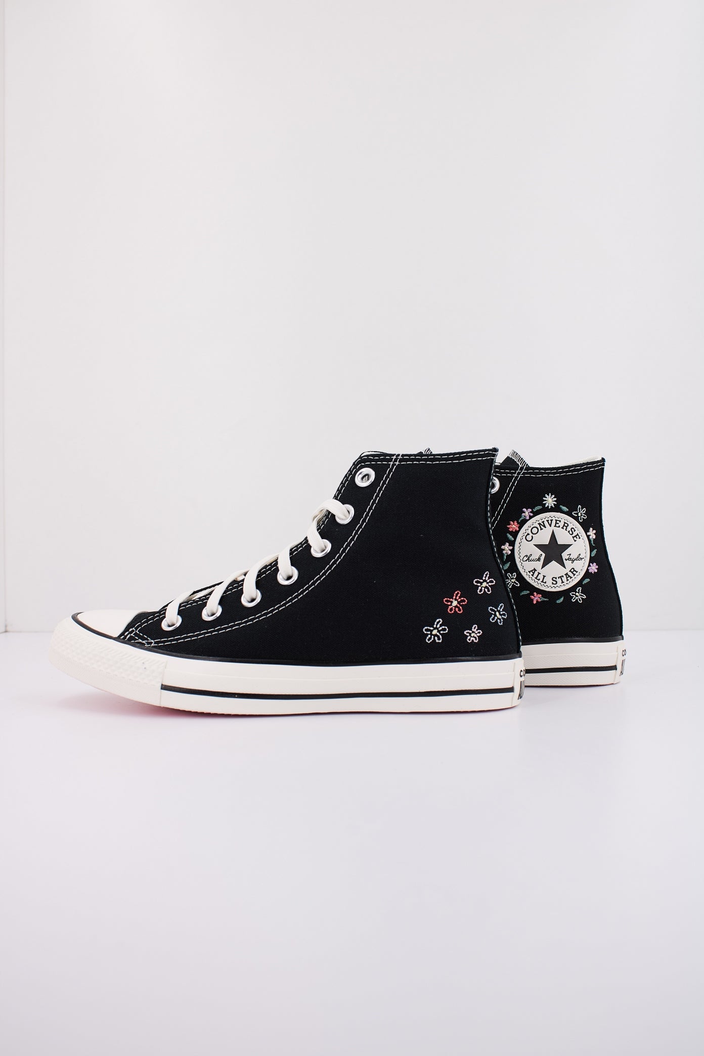 CONVERSE CHUCK TAYLOR ALL STAR EMBROIDERED LITTLE FLOWERS en color NEGRO (1)
