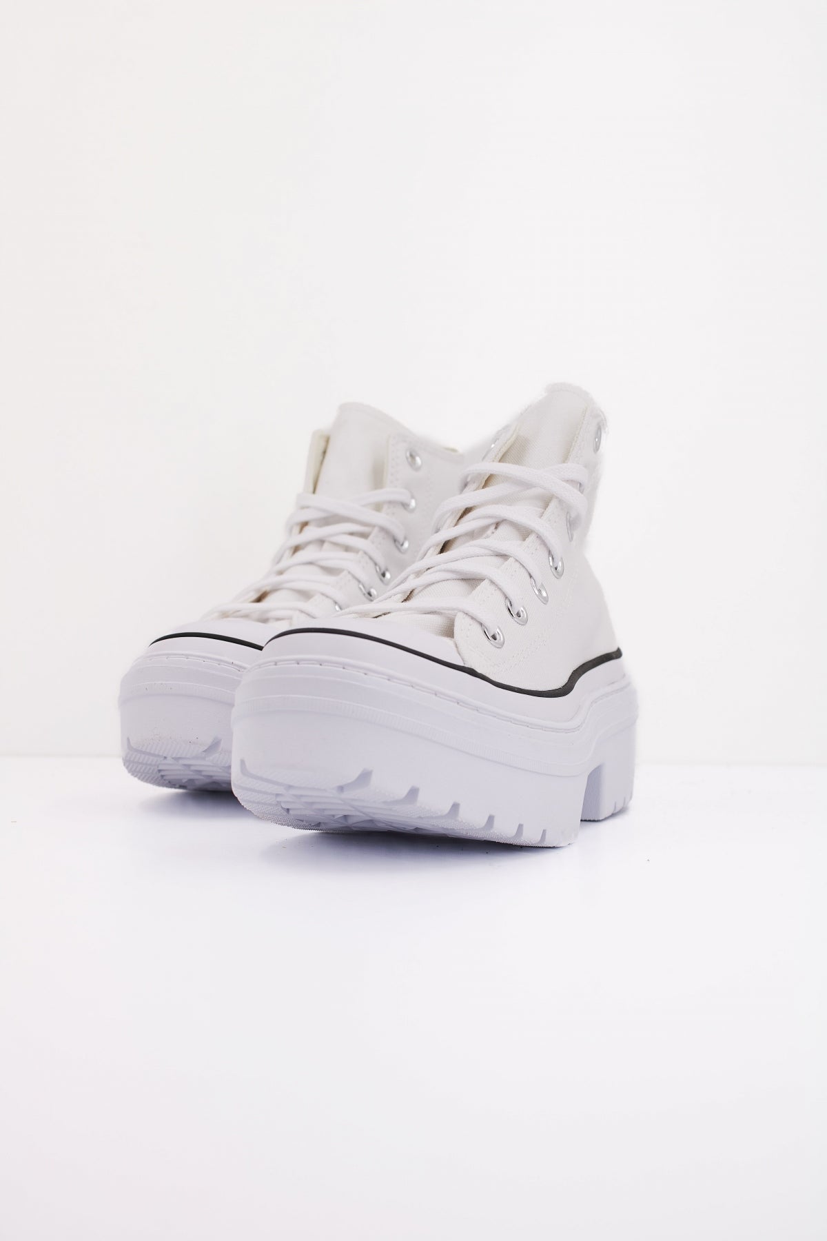 CONVERSE CHUCK TAYLOR ALL STAR LUGGE en color BLANCO (2)
