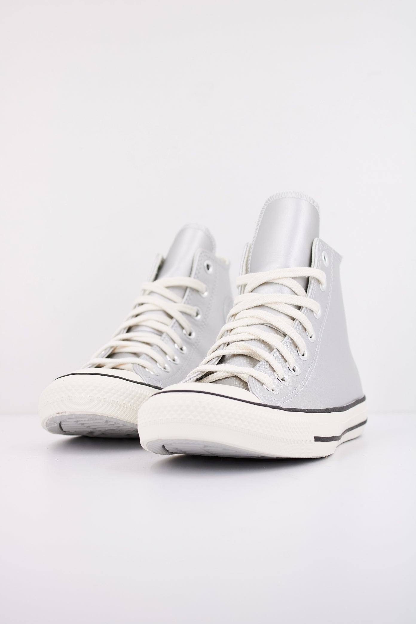 CONVERSE CHUCK TAYLOR ALL STAR METALLIC LEATHER en color PLATA (2)