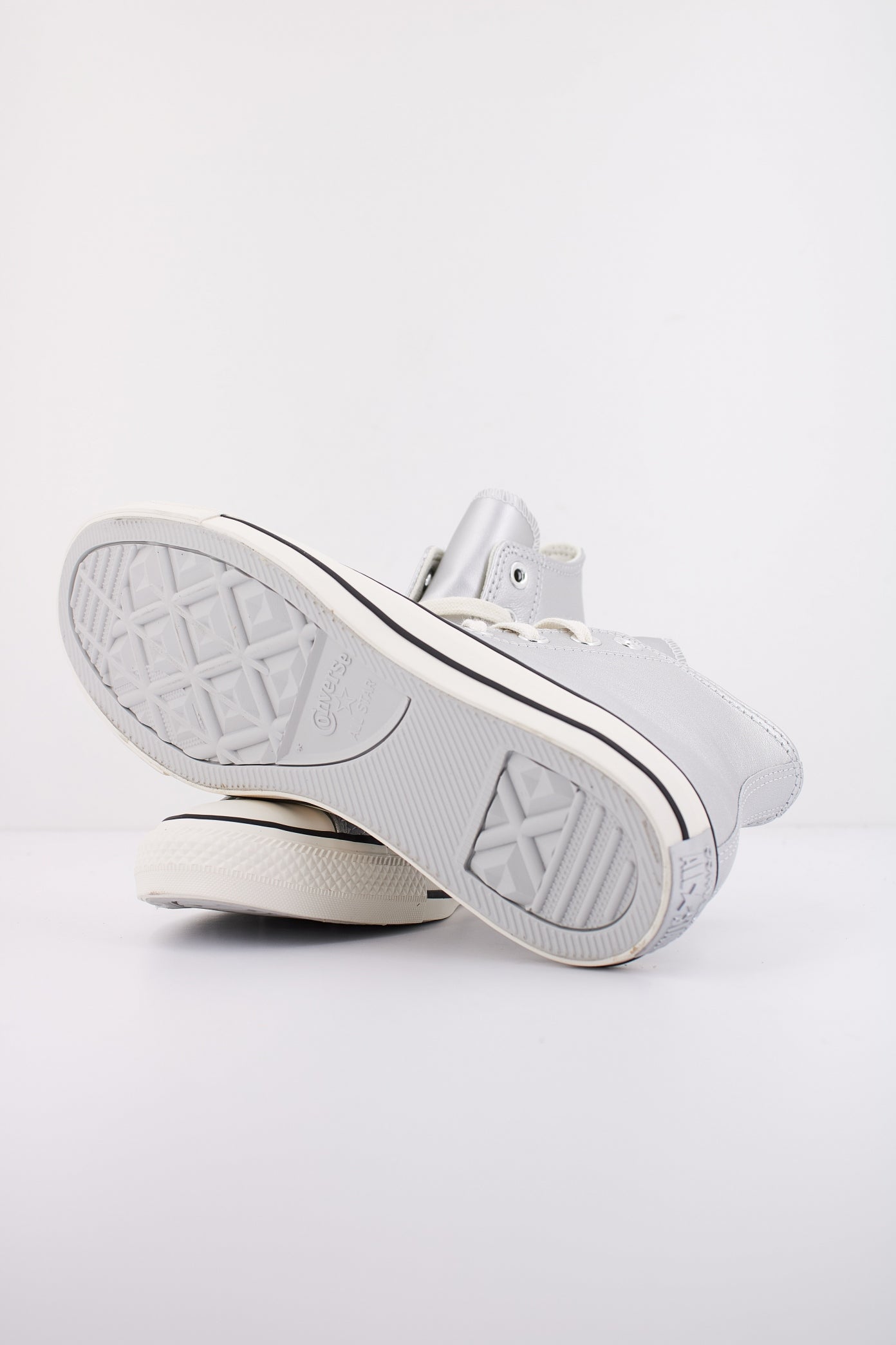 CONVERSE CHUCK TAYLOR ALL STAR METALLIC LEATHER en color PLATA (5)