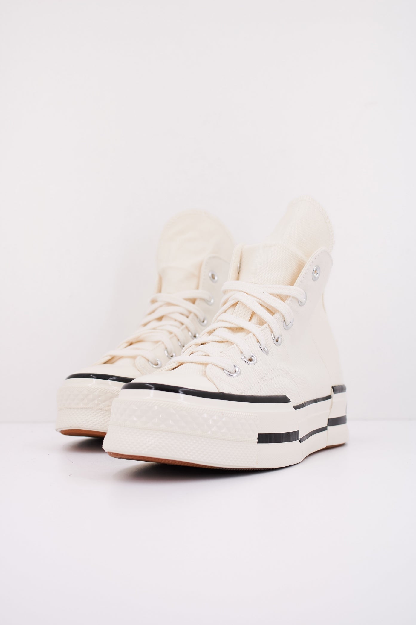 CONVERSE CHUCH PLUS en color BLANCO (2)