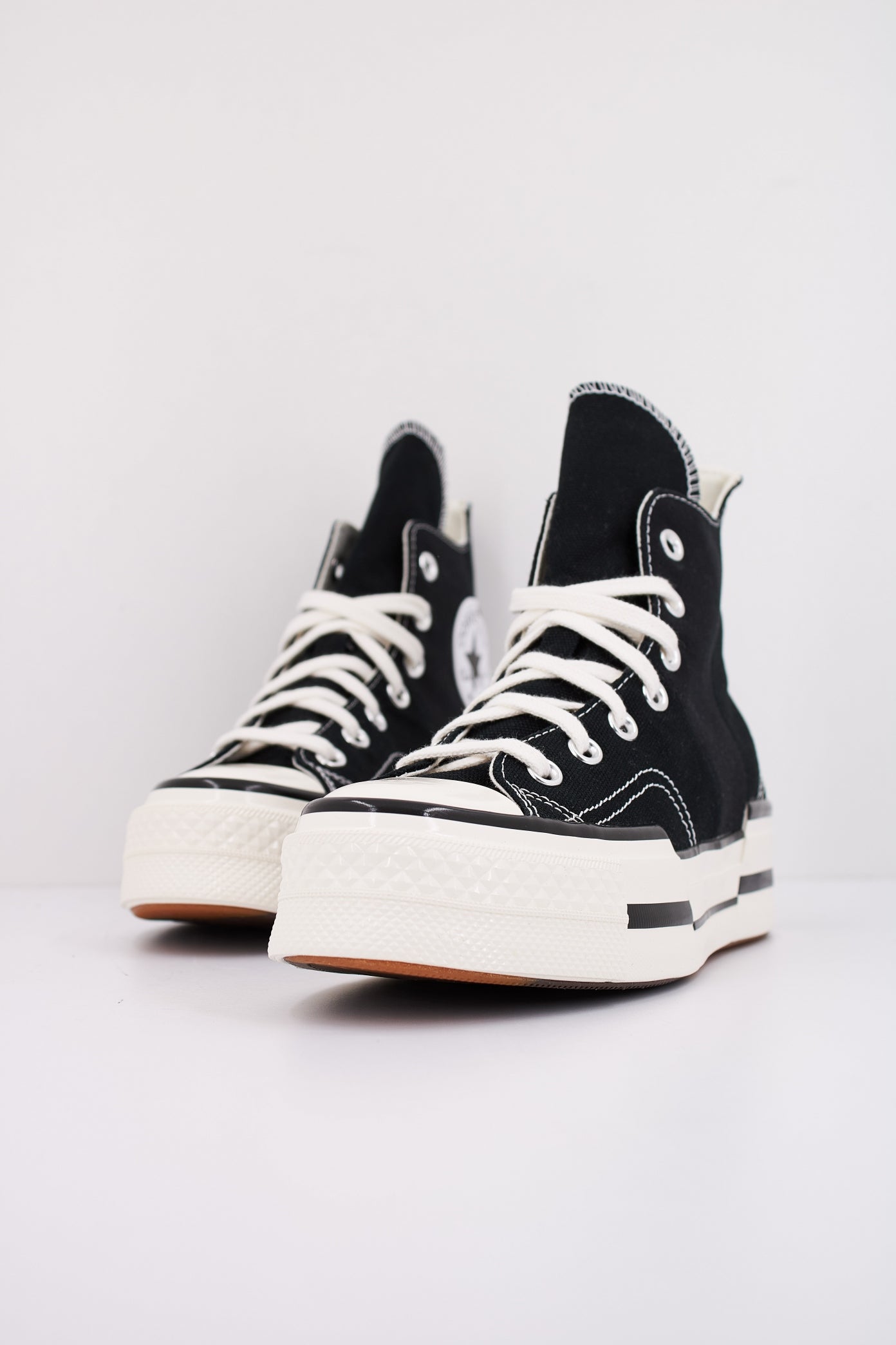 CONVERSE CHUCK PLUS en color NEGRO (2)