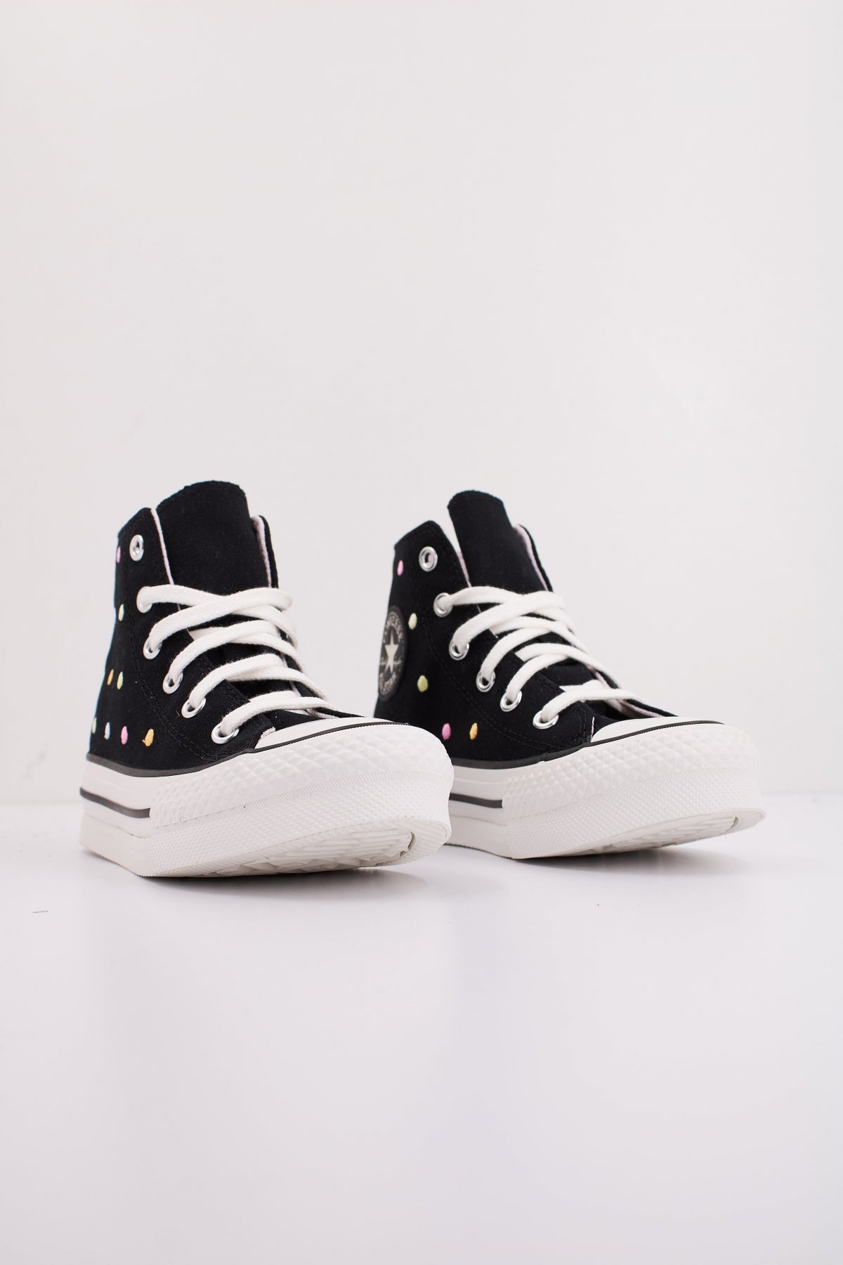 CONVERSE CHUCK TAYLOR ALL STAR LIFT EMBROIDERED POLKA DOTS PLATFORM en color NEGRO (2)