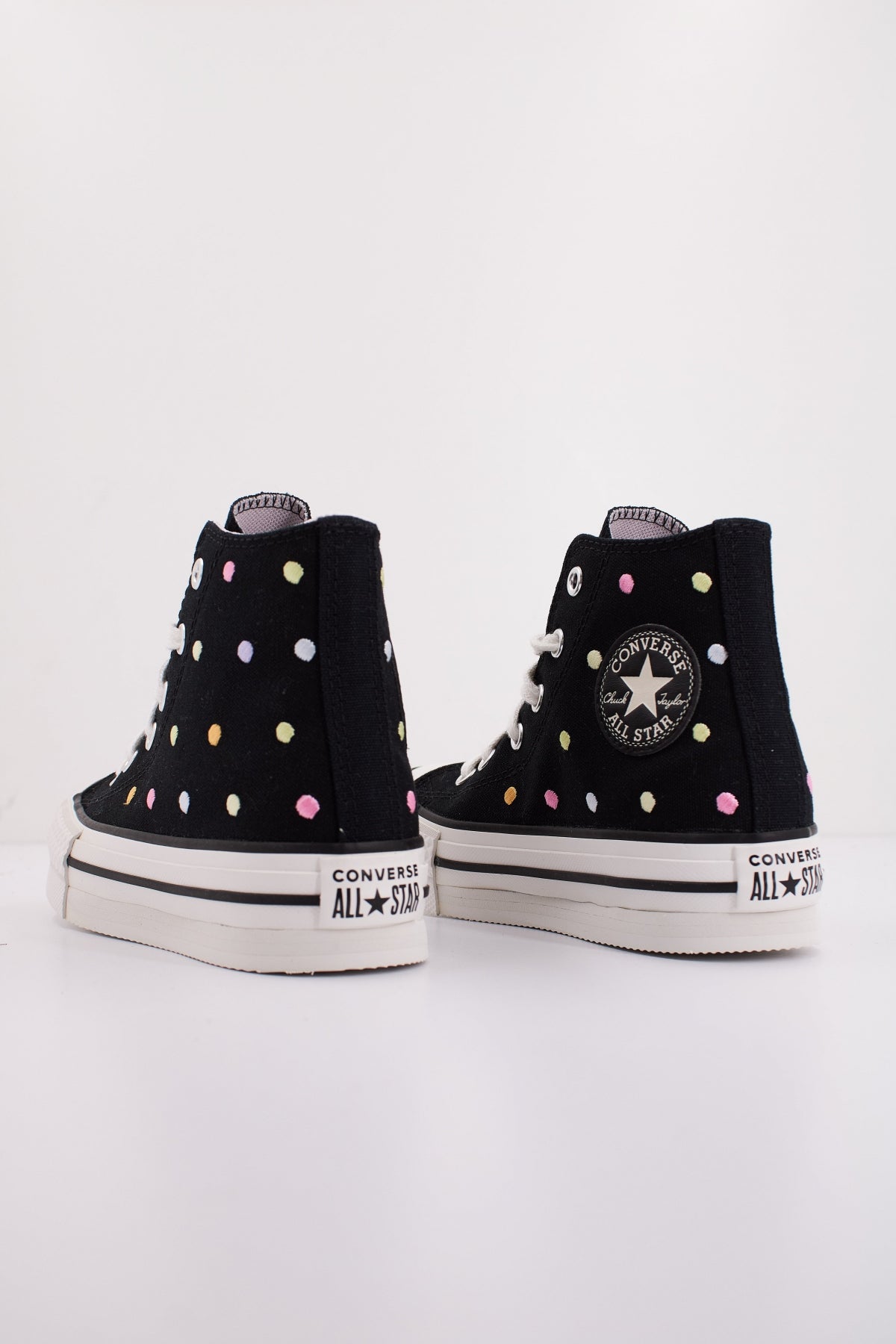 CONVERSE CHUCK TAYLOR ALL STAR LIFT EMBROIDERED POLKA DOTS PLATFORM en color NEGRO (4)