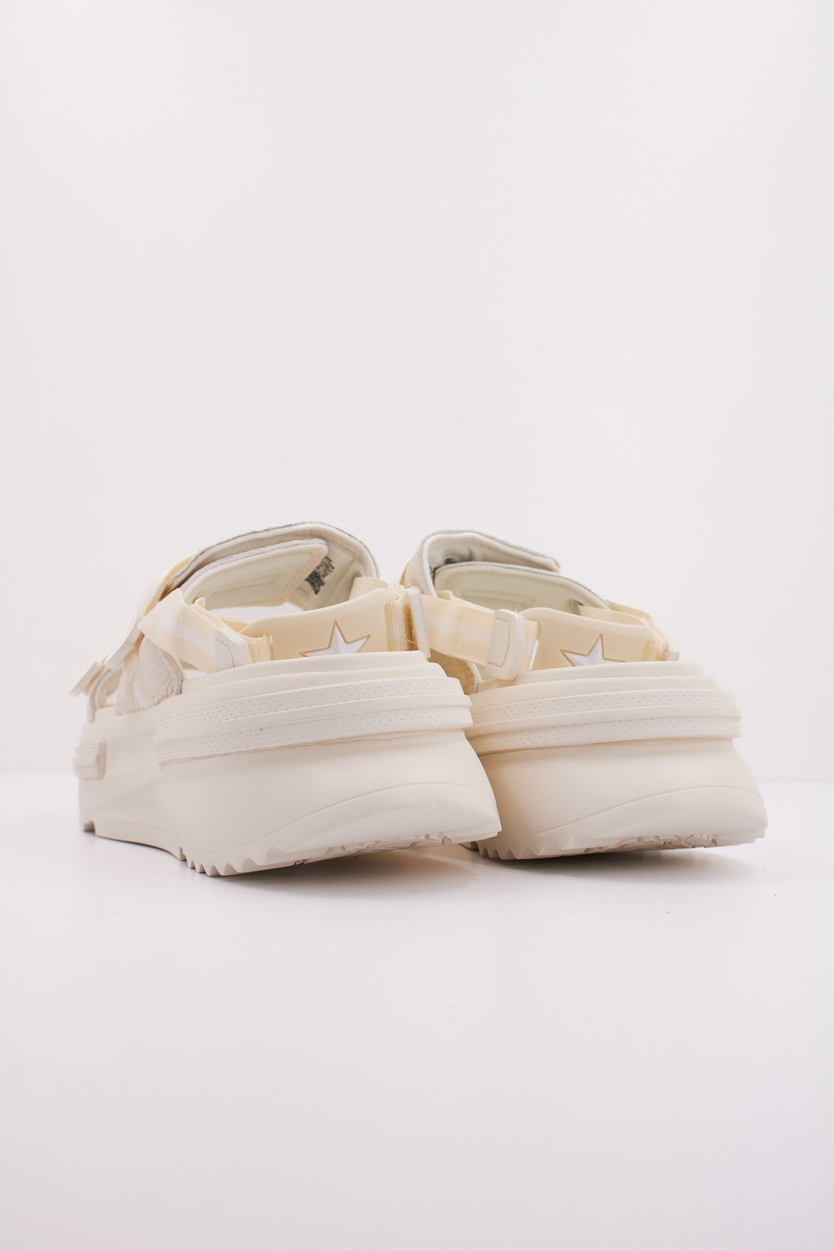 CONVERSE RUN STAR UTILITY SANDAL CX en color AMARILLO (4)