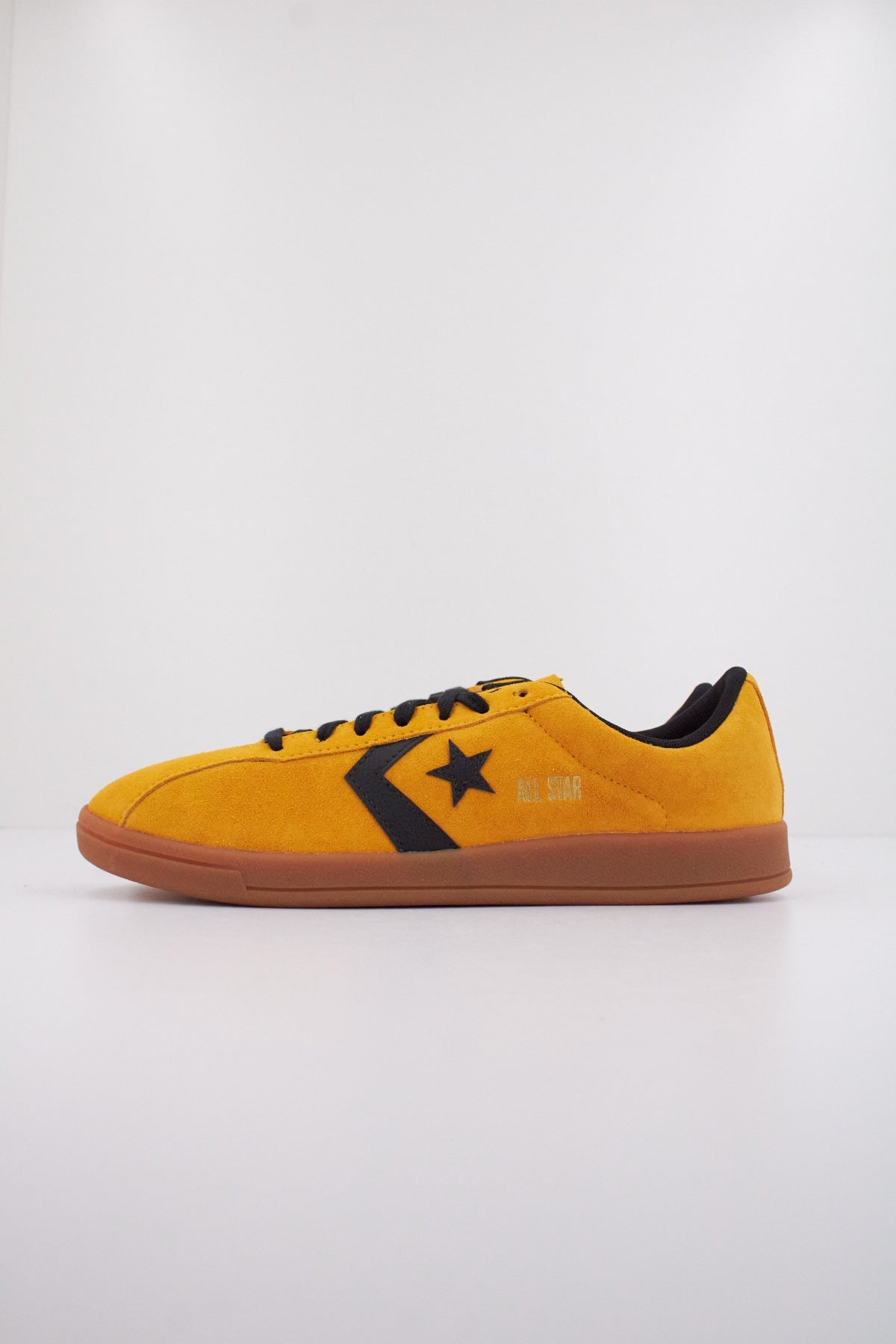 CONVERSE ALL STAR CLASSIC TRAINER SUEDE en color AMARILLO (1)