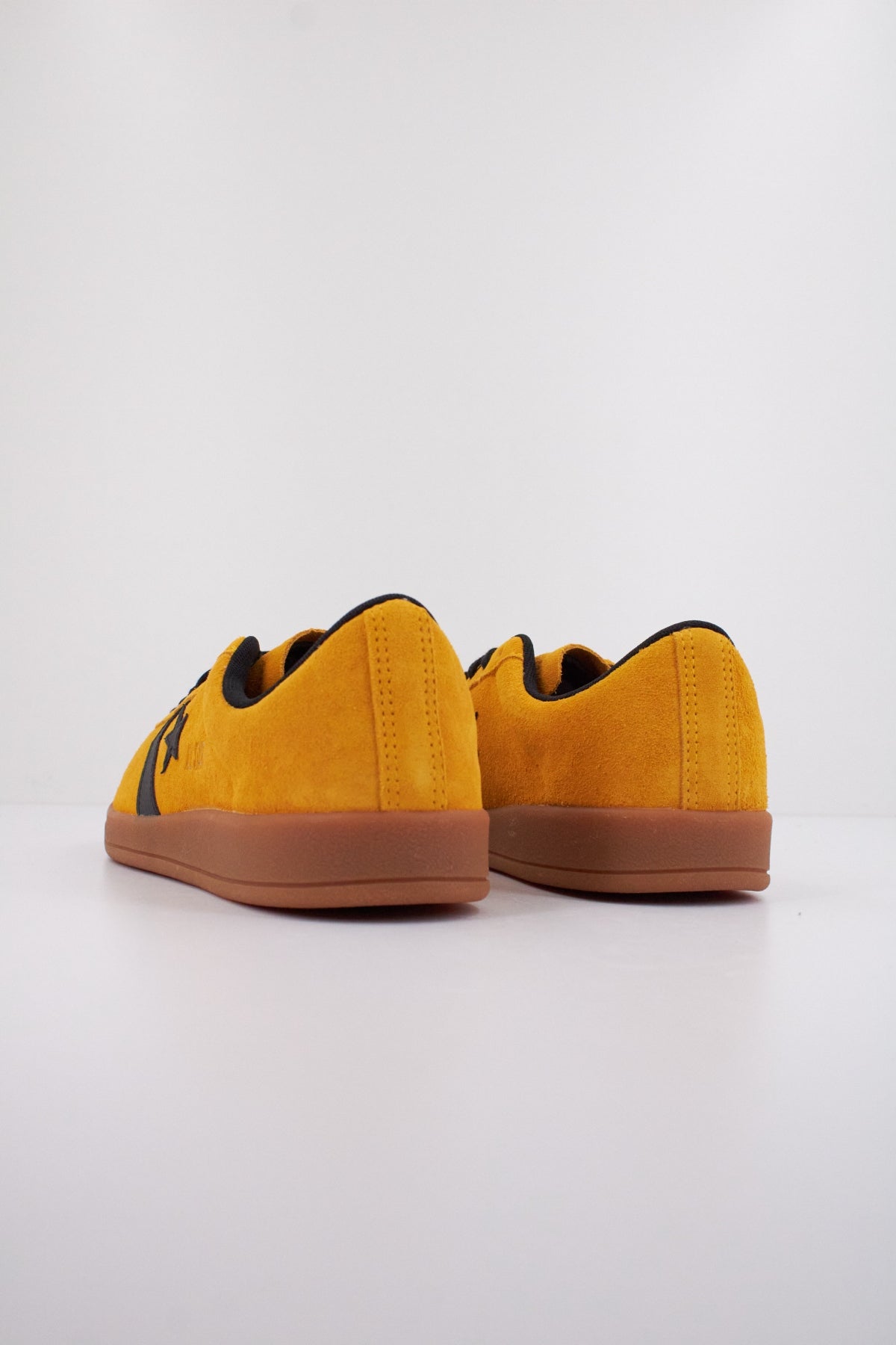 CONVERSE ALL STAR CLASSIC TRAINER SUEDE en color AMARILLO (4)