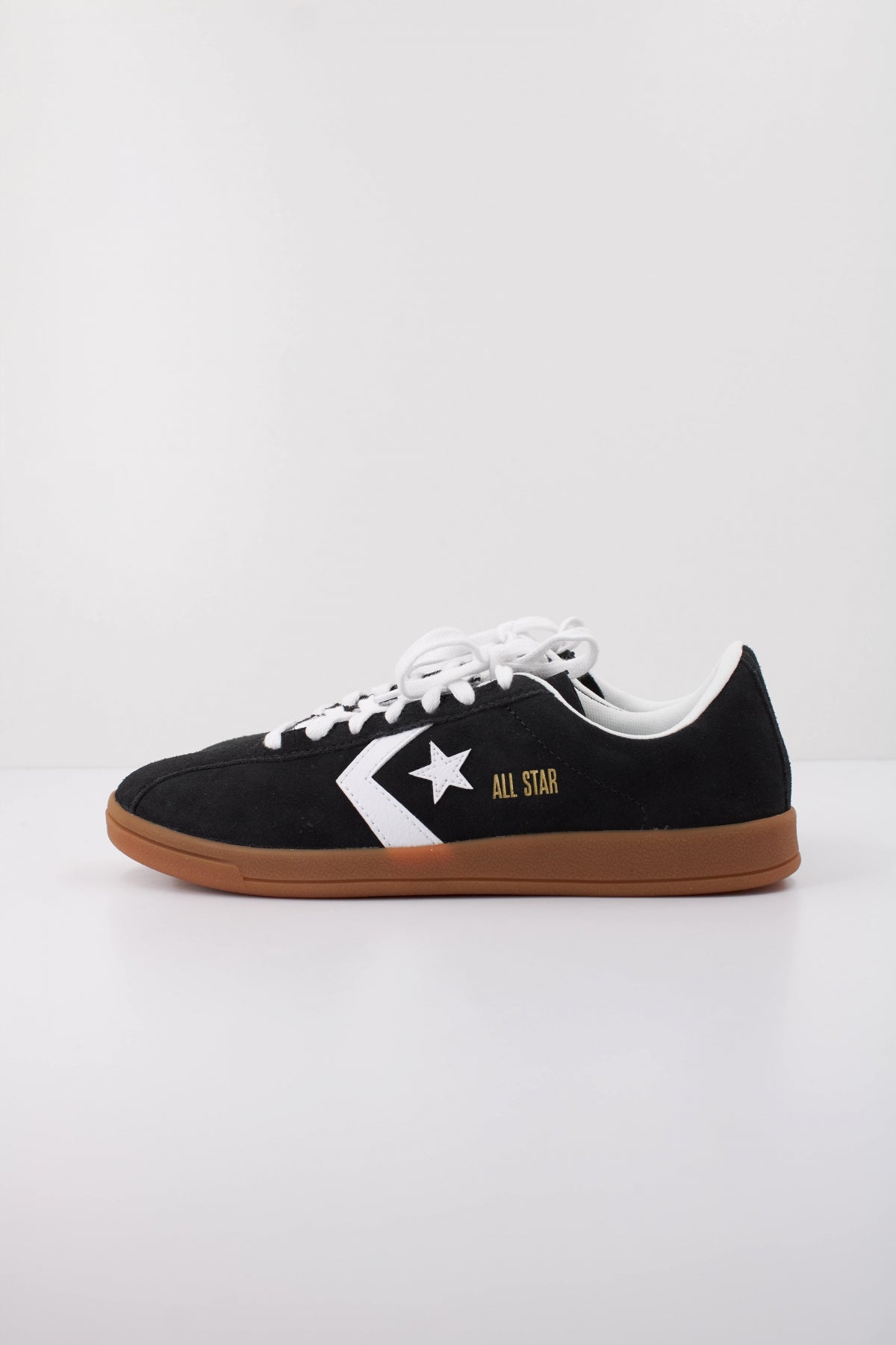 CONVERSE CLASSIC TRAINER SUEDE en color NEGRO (1)