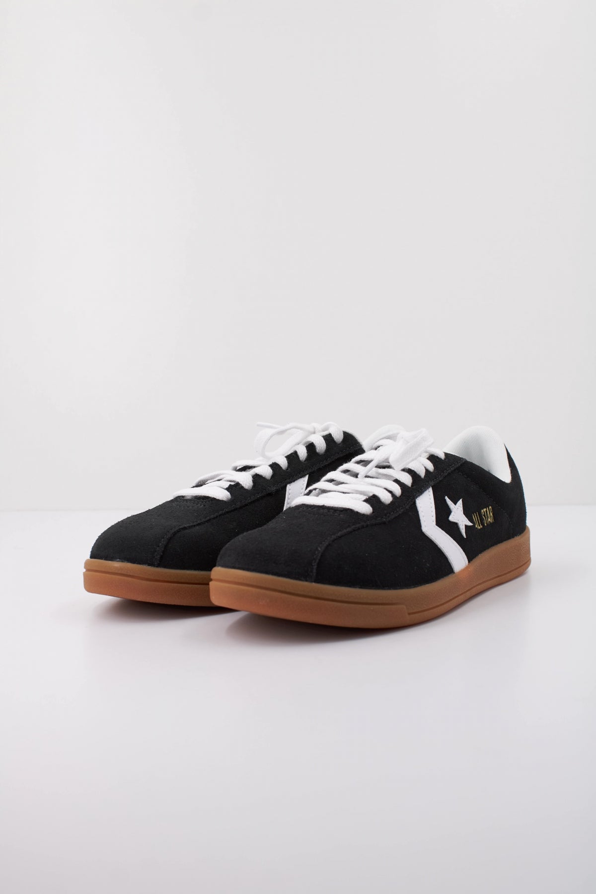 CONVERSE CLASSIC TRAINER SUEDE en color NEGRO (2)