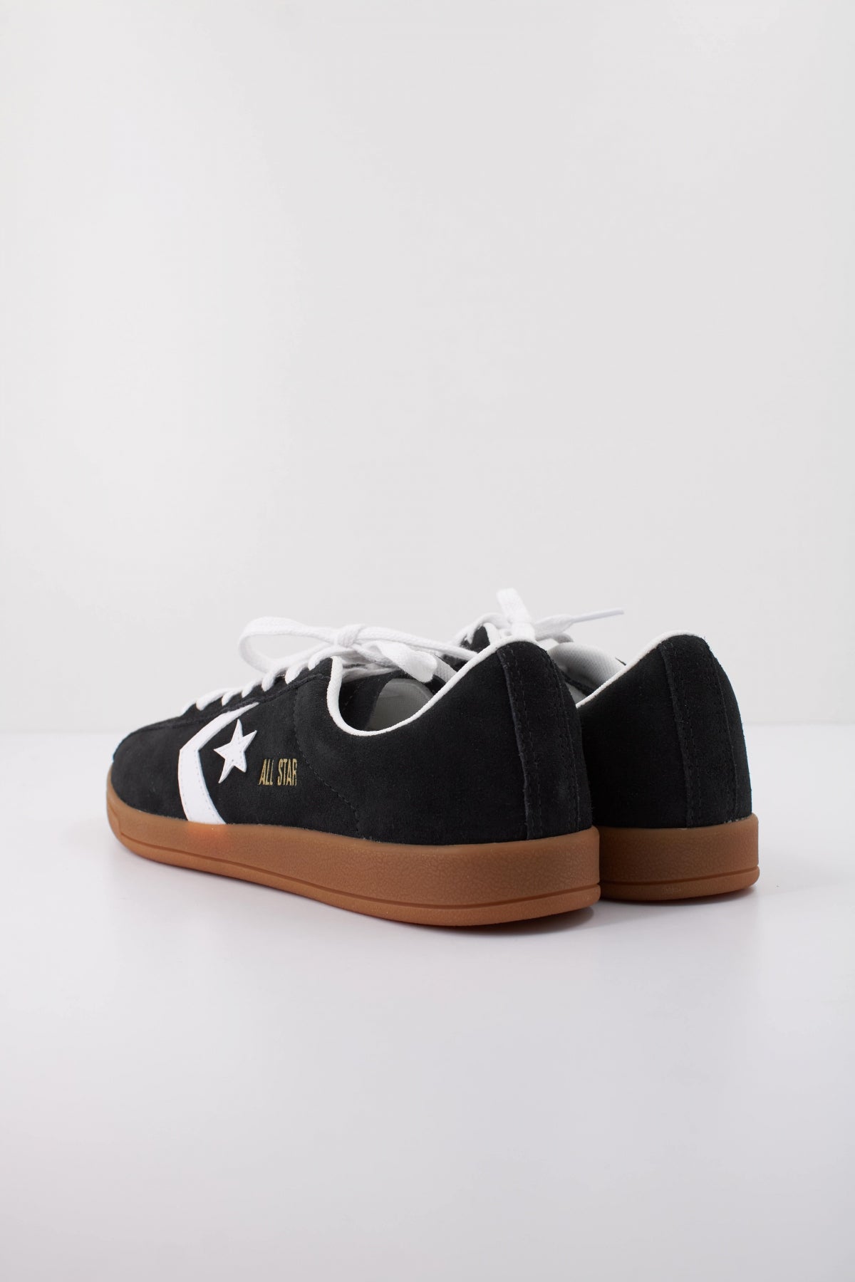 CONVERSE CLASSIC TRAINER SUEDE en color NEGRO (3)