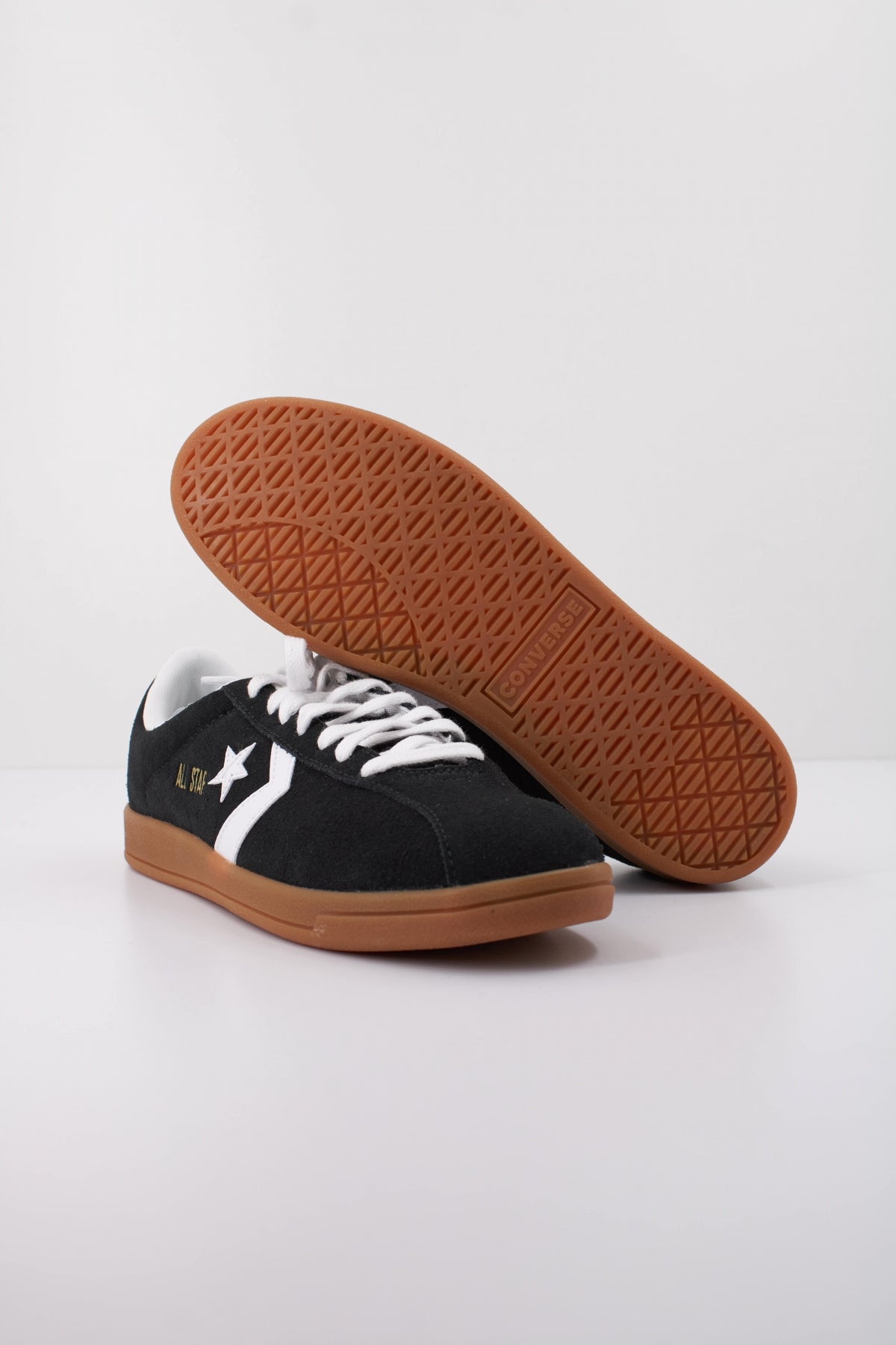CONVERSE CLASSIC TRAINER SUEDE en color NEGRO (4)