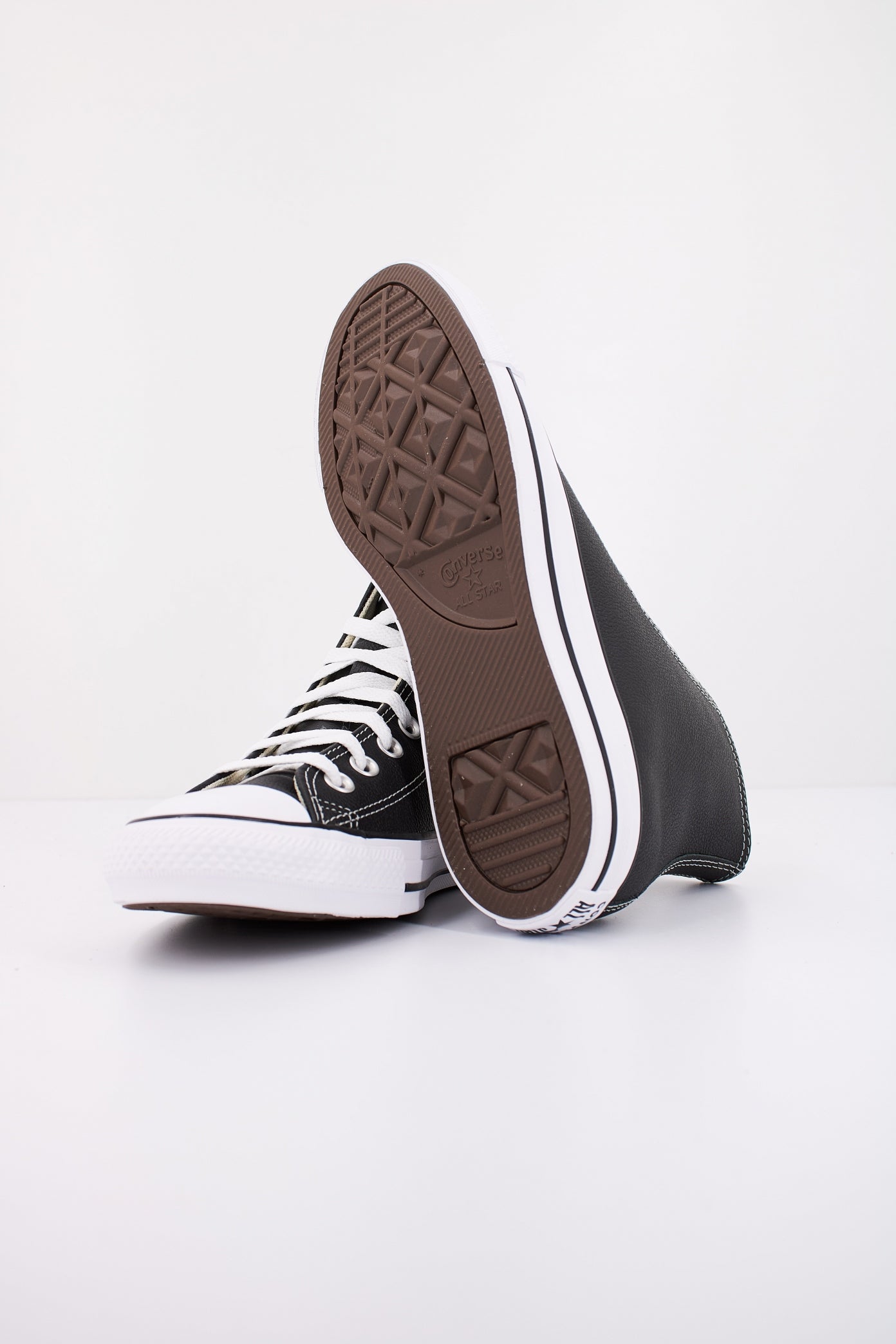 CONVERSE CHUCK TAYLOR LEATHER en color NEGRO (5)