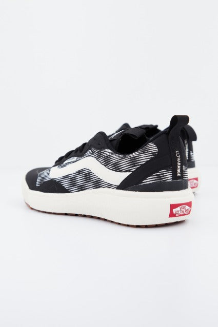 VANS UA ULTRARANGE EXO en color NEGRO (3)