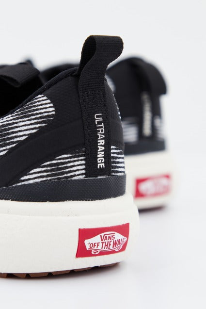 VANS UA ULTRARANGE EXO en color NEGRO (4)