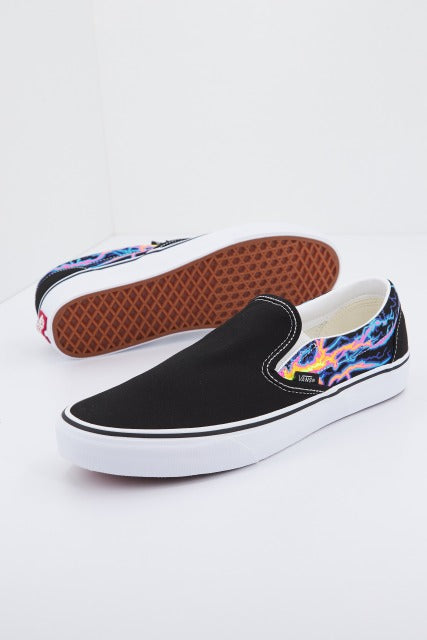 VANS UA CLASSIC SLIP-ON en color NEGRO (1)