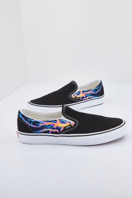 VANS UA CLASSIC SLIP-ON en color NEGRO (2)