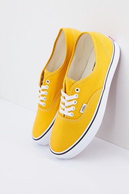 VANS UA AUTHENTIC en color AMARILLO (1)