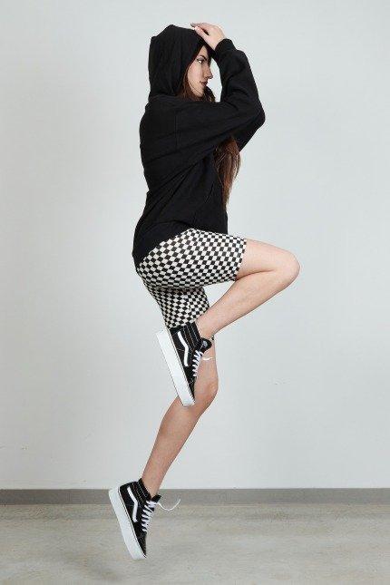 VANS FLYING V PRINT LEGGING SHORT en color NEGRO (2)