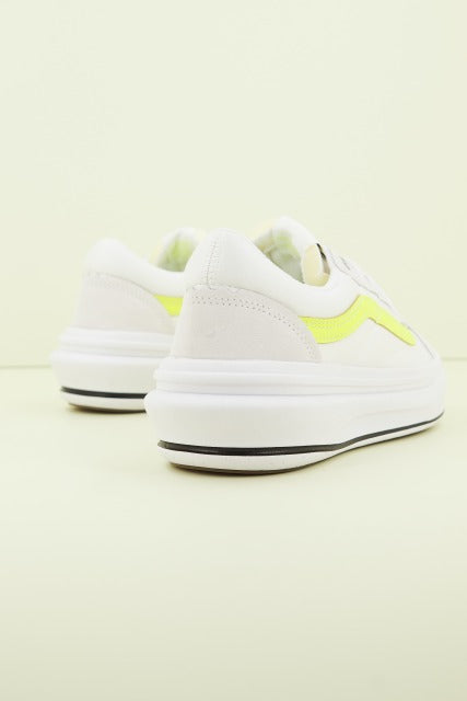 VANS UA OLD SKOOL OVER en color BLANCO (3)