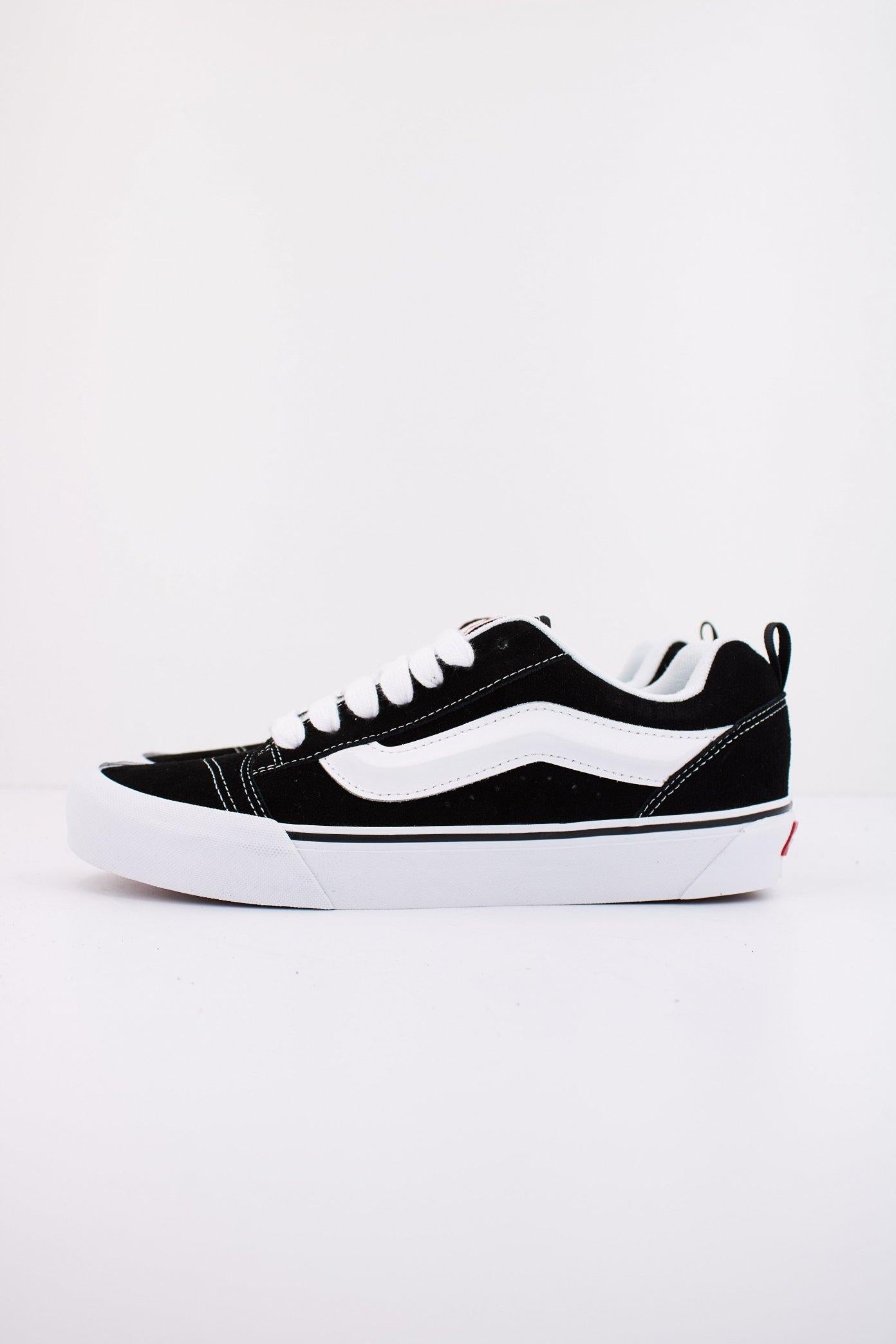 VANS KNU SKOOL en color NEGRO (1)