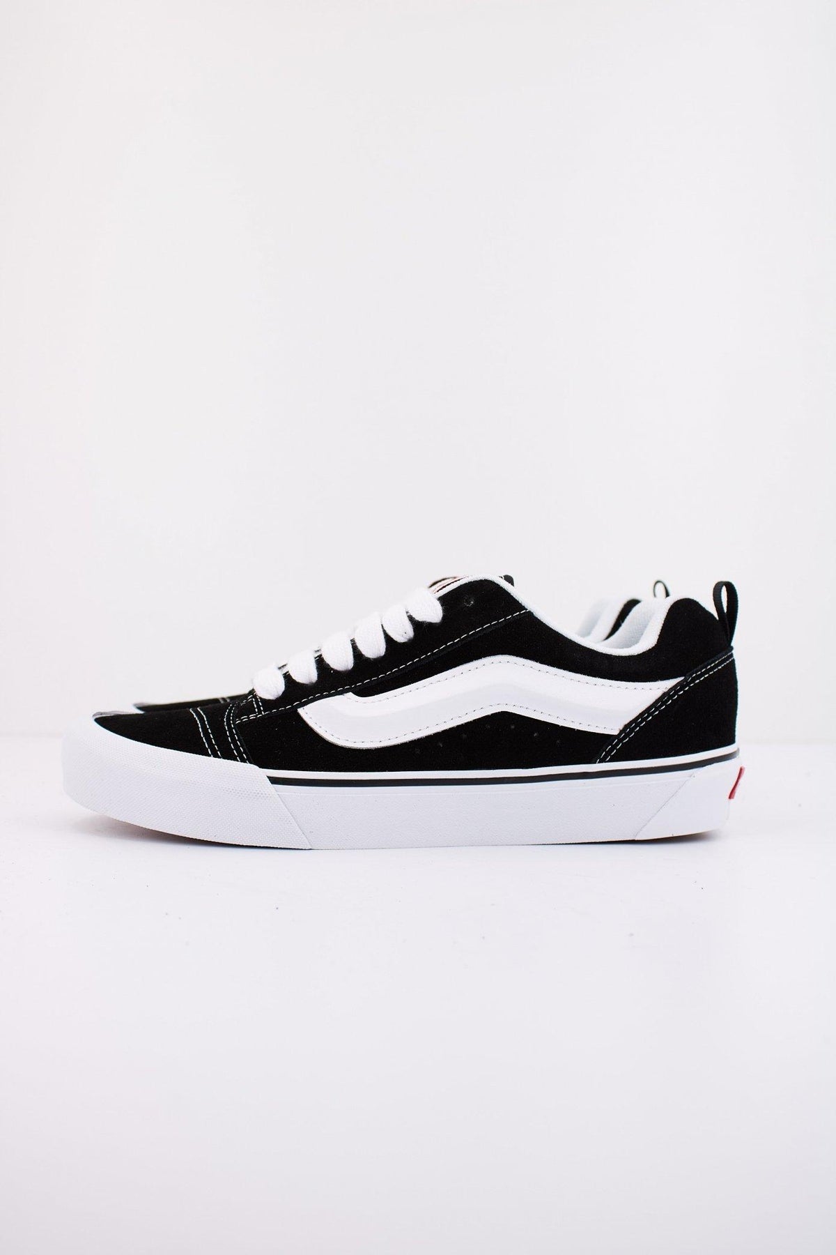 VANS KNU SKOOL en color NEGRO (1)