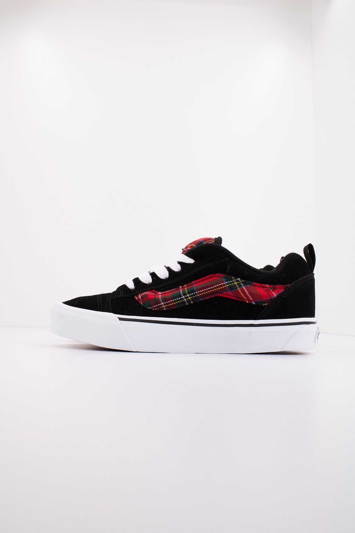 VANS KNU SKOOL en color NEGRO (1)