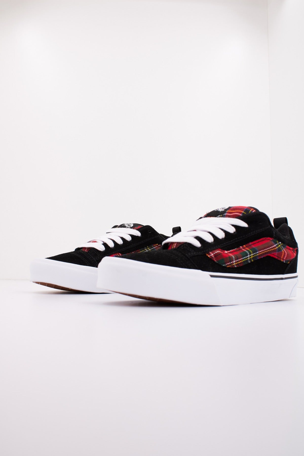 VANS KNU SKOOL en color NEGRO (2)