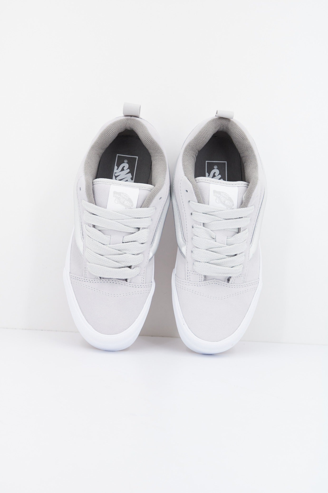 VANS KNU SKOOL en color GRIS (2)