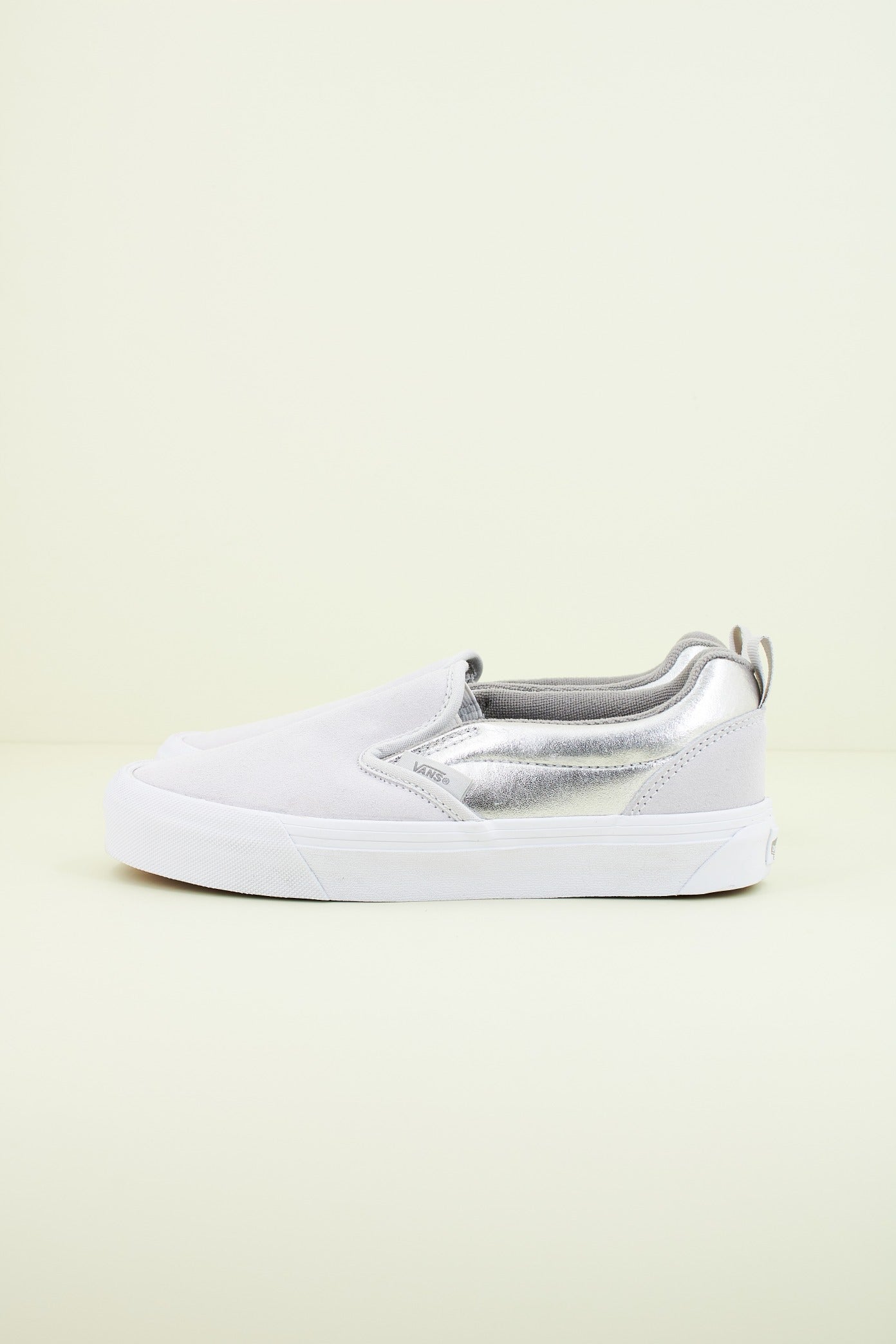 VANS KNU SLIP en color PLATA (1)